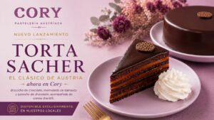 Torta Sacher de Cory con bizcocho de chocolate, mermelada de damasco, ganache de chocolate y crema chantillí, inspirada en la tradicional pastelería austríaca.
